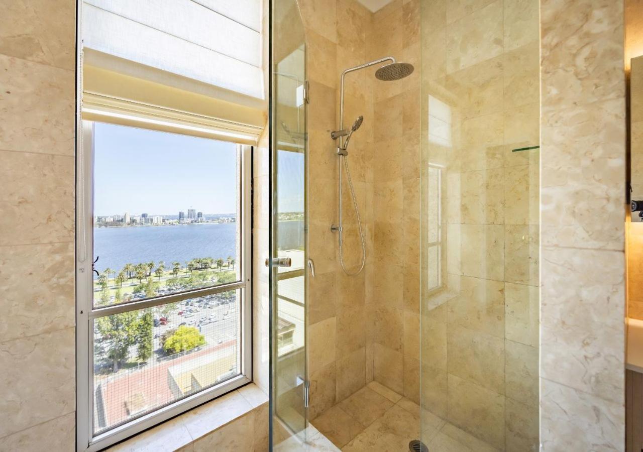 Duxton Hotel Перт Екстер'єр фото A shower with a view
