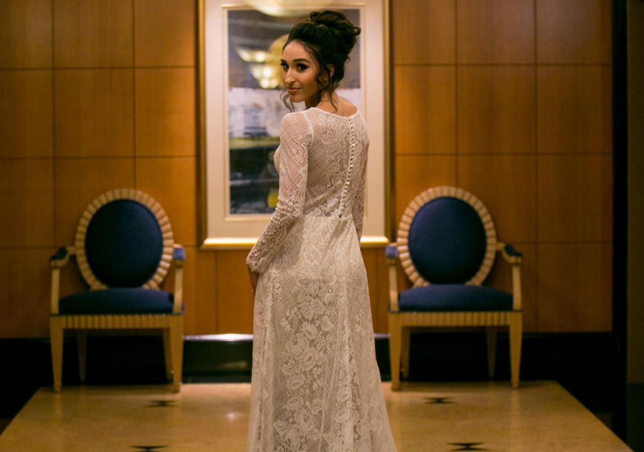 Duxton Hotel Перт Екстер'єр фото A woman wearing a white dress